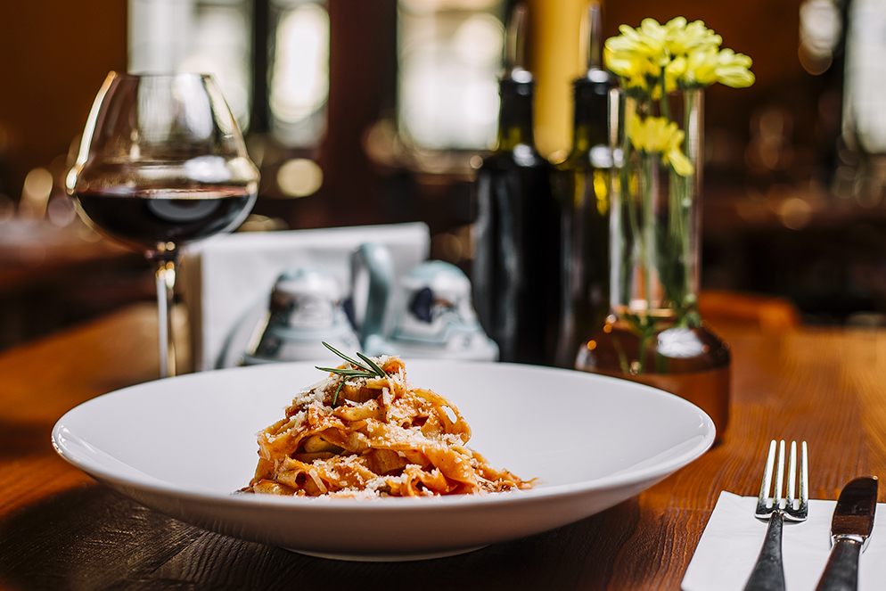 Pasta mit einem Glas Rotwein